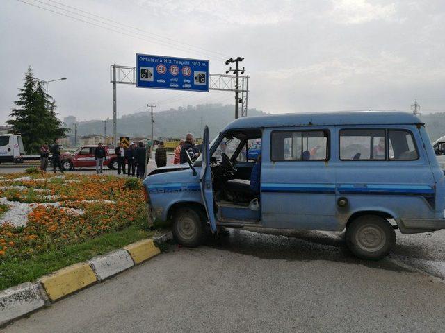 Ordu’da Pikapla Minibüs Çarpıştı: 2 Yaralı