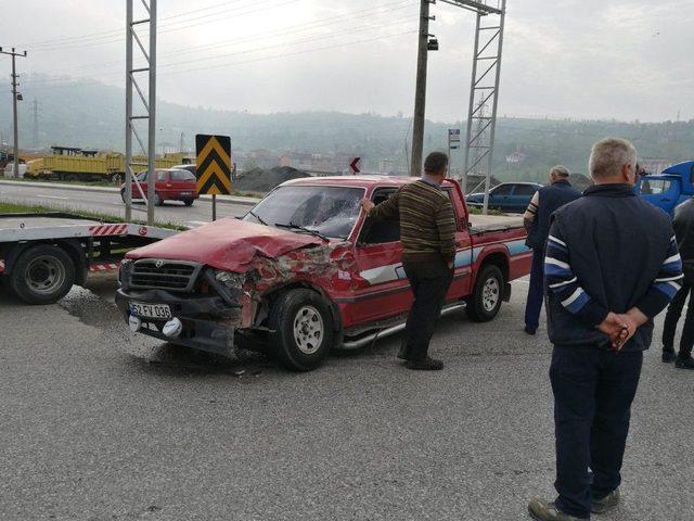 Ordu’da Pikapla Minibüs Çarpıştı: 2 Yaralı