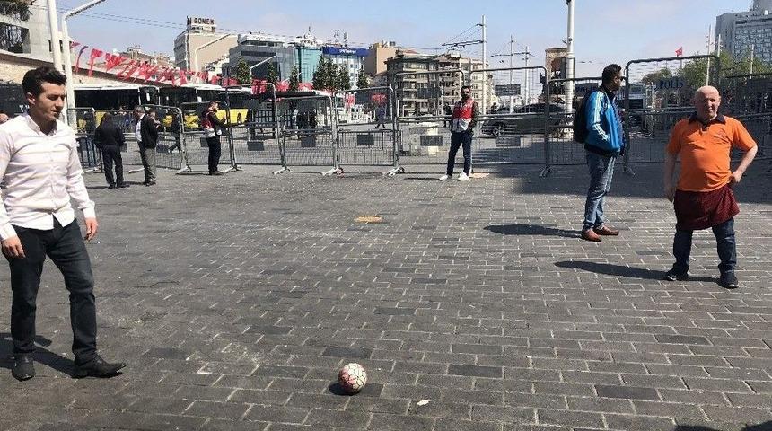 Taksim Meydanı Kapatılınca Esnaf Top Oynadı