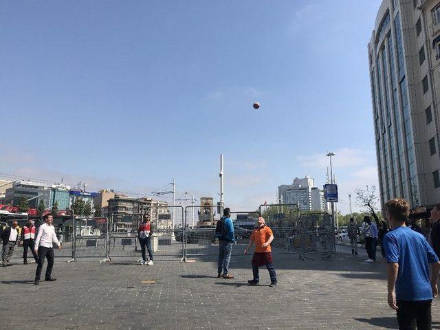 Taksim Meydanı Kapatılınca Esnaf Top Oynadı