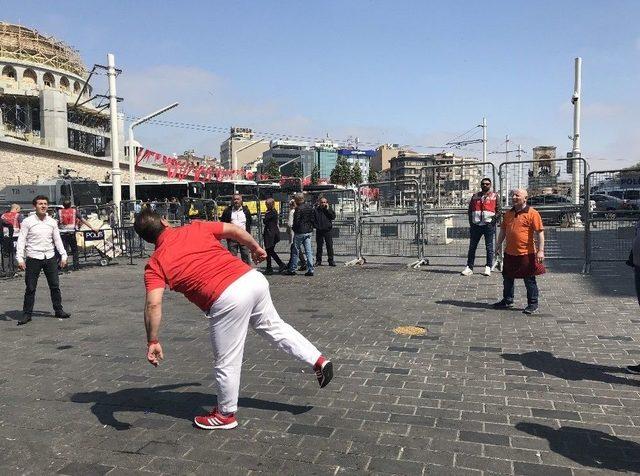 Taksim Meydanı Kapatılınca Esnaf Top Oynadı