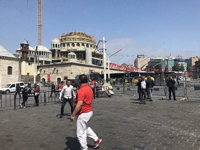 Taksim Meydanı Kapatılınca Esnaf Top Oynadı