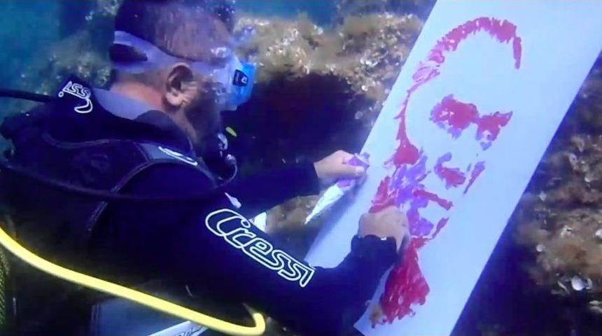 Denizin Altında Atat&uuml;rk Resmi &Ccedil;izdi