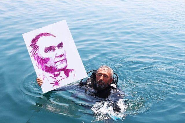 Denizin Altında Atatürk Resmi Çizdi