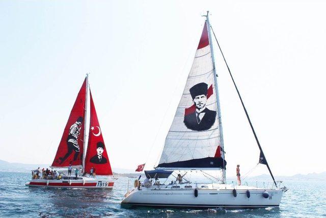 Denizin Altında Atatürk Resmi Çizdi