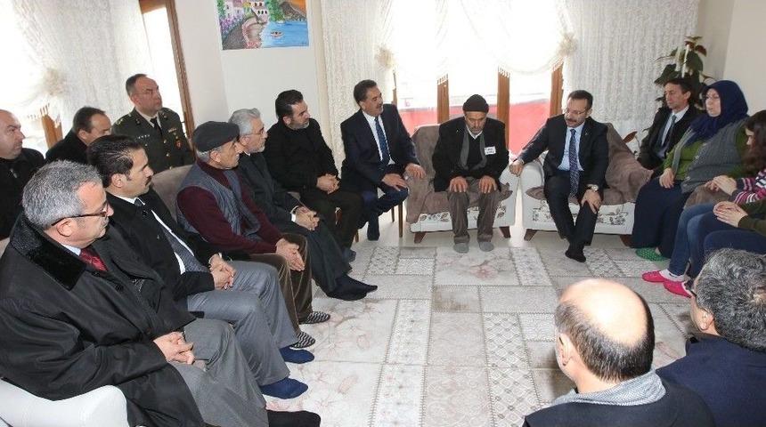 İl Protokol&uuml; Şehit Ağ&ccedil;ay&rsquo;ın Evini Ziyaret Etti