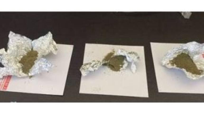 Mezarlık İ&ccedil;erisinde Uyuşturucu Kullanan Şahıslar Yakalandı