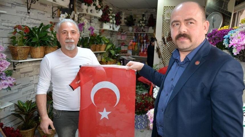 Boz&uuml;y&uuml;k &Uuml;lk&uuml; Ocakları Bayrak Dağıttı