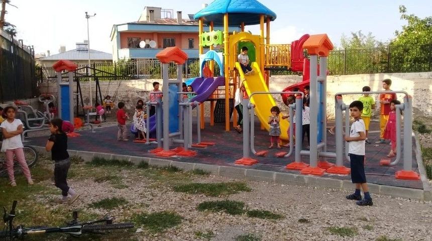 Tuşba Belediyesi&rsquo;nden Her Kırsal Mahalleye Bir &Ccedil;ocuk Oyun Grubu