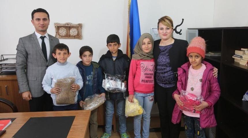 El Emekleri &Ouml;ğrencilere Dağıtıldı