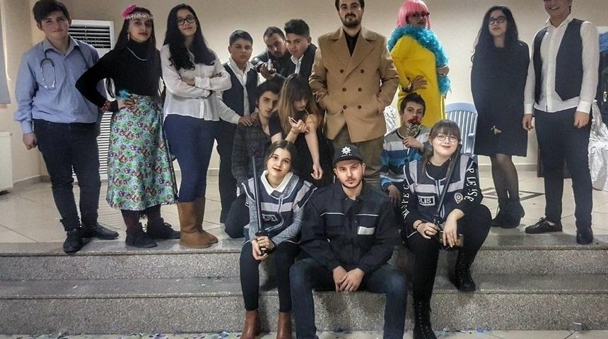 Akyazı&rsquo;da&ldquo;bir Tutam Gen&ccedil;lik&rdquo; Oyunu Sahnede