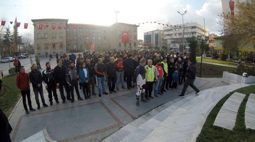 Isparta&rsquo;daki Motosiklet Tutkunlarından Şehitlere Saygı Korteji
