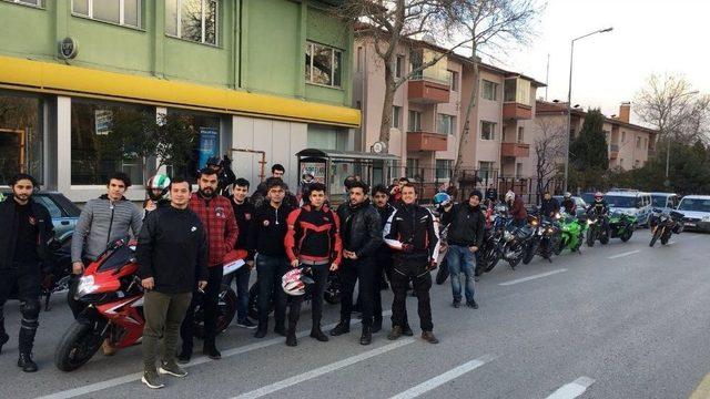 Isparta’daki Motosiklet Tutkunlarından Şehitlere Saygı Korteji