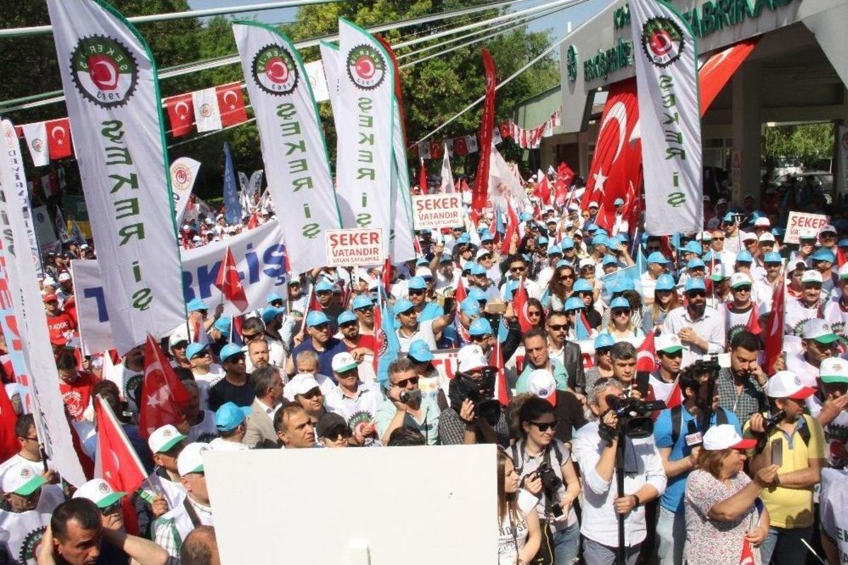 İş&ccedil;iler 1 Mayıs&rsquo;ı Şeker Fabrikasının &Ouml;n&uuml;nde Kutladı