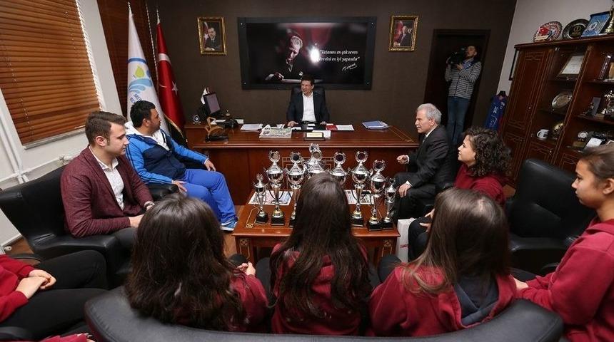 Kazandıkları Kupaları Başkan Subaşıoğlu&rsquo;na Hediye Ettiler