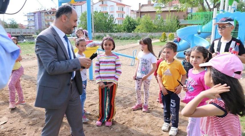 Başkan &Ouml;zaltun, Parklarda Oynayan &Ccedil;ocuklarla Buluştu