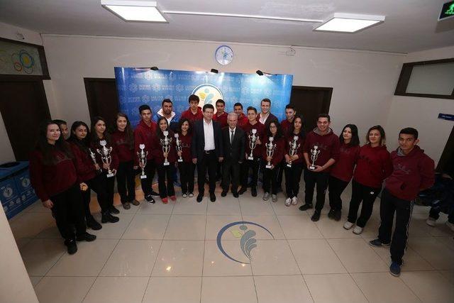 Kazandıkları Kupaları Başkan Subaşıoğlu&rsquo;na Hediye Ettiler 1