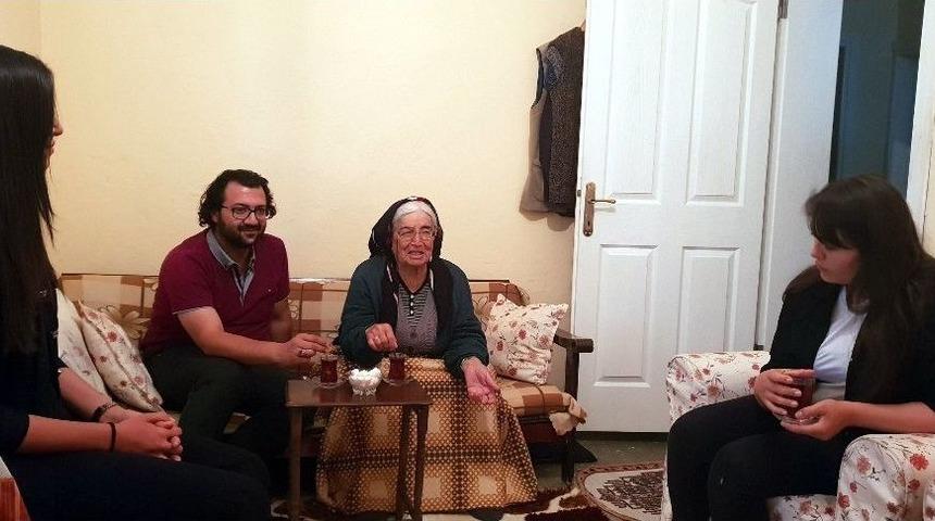 3 &Ccedil;ocuğunu Kaybeden Emine Nine&rsquo;ye Evlat Oldular