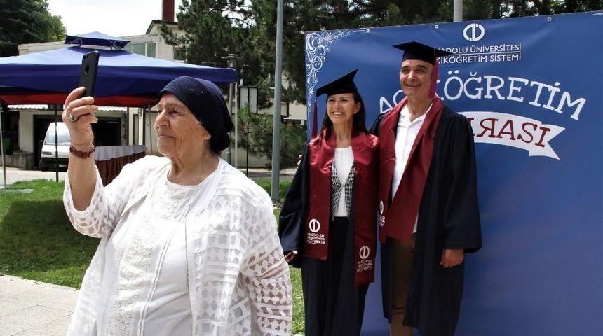 (&ouml;zel) Diplomalarını Okuma Yazma Bilmeyen Anneleriyle Aldılar