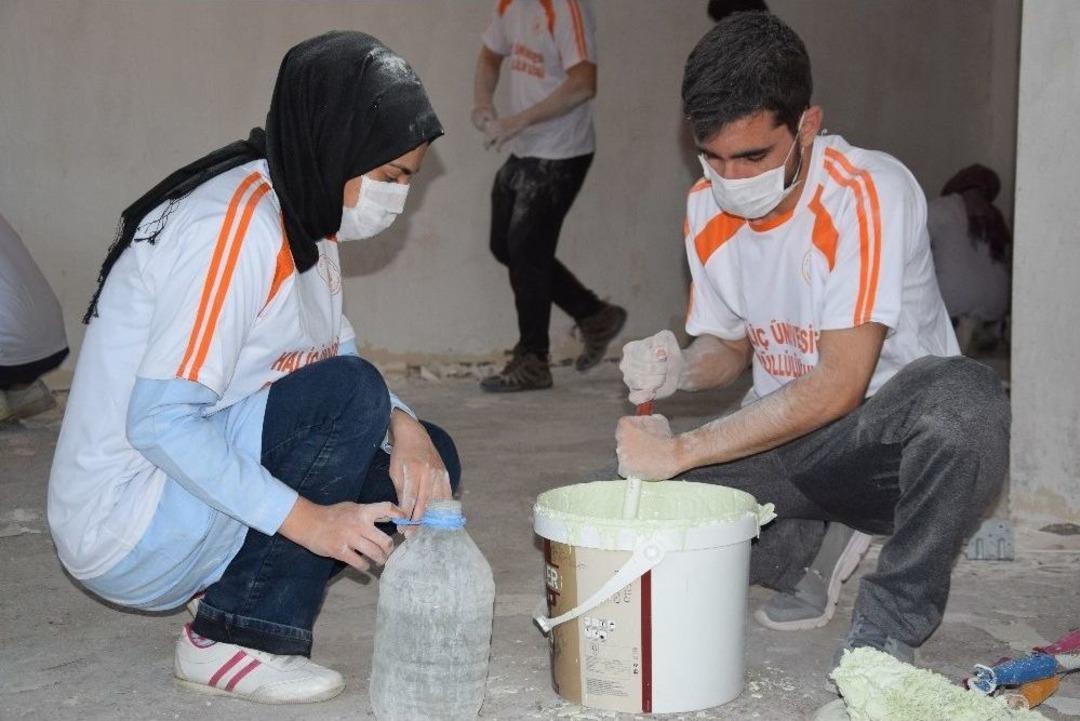 &Uuml;niversite &Ouml;ğrencileri Viranşehir Kırsalındaki İlkokulu Baştan Sona Yeniledi
