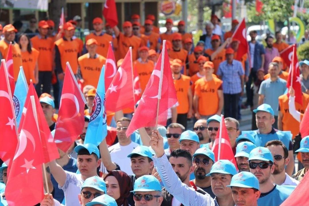 İş&ccedil;i &Ouml;l&uuml;mlerini Protesto Etmek İ&ccedil;in Soyunup Yere Yattılar