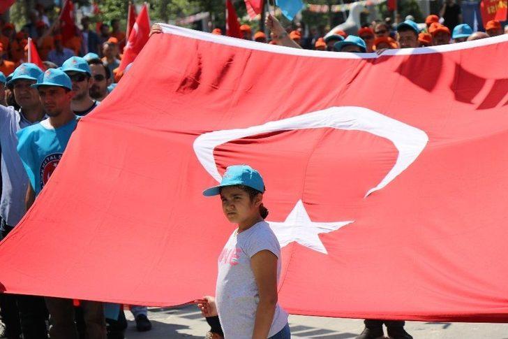 İşçi Ölümlerini Protesto Etmek İçin Soyunup Yere Yattılar G1