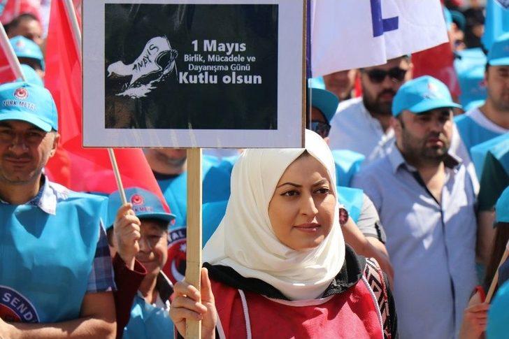 İşçi Ölümlerini Protesto Etmek İçin Soyunup Yere Yattılar G2