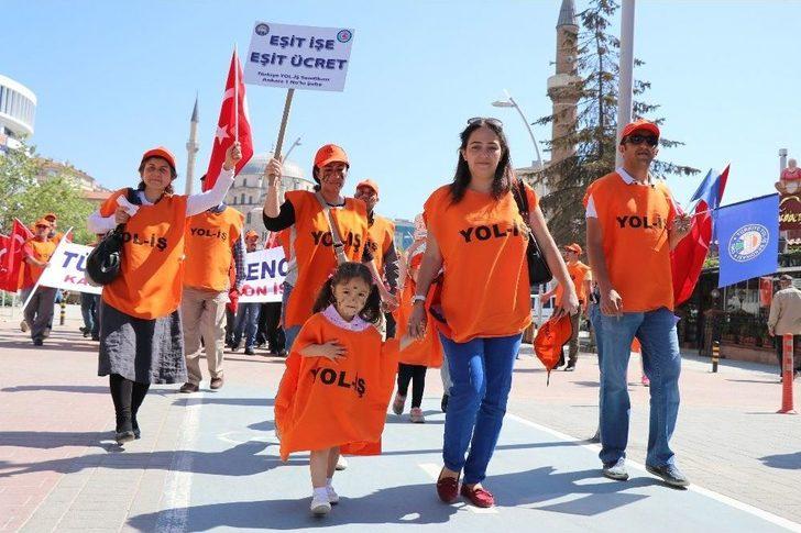 İşçi Ölümlerini Protesto Etmek İçin Soyunup Yere Yattılar G3