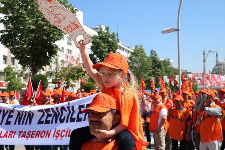 İşçi Ölümlerini Protesto Etmek İçin Soyunup Yere Yattılar G4