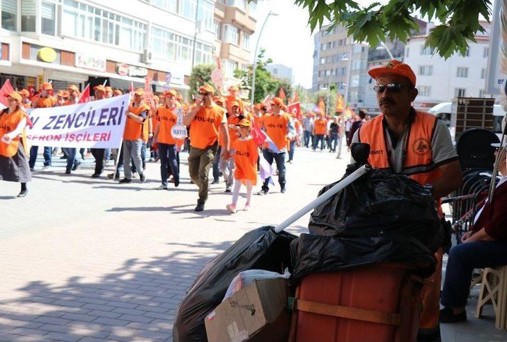 İşçi Ölümlerini Protesto Etmek İçin Soyunup Yere Yattılar G5