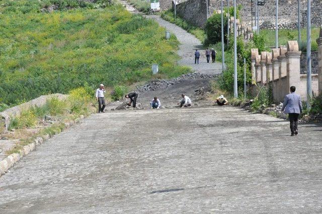 Tarihi Kars Kalesi Altına Kilit Taşı Döşeniyor