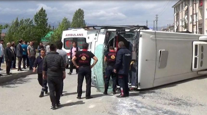 Erzincan&rsquo;da Otomobil İle Halk Otob&uuml;s&uuml; &Ccedil;arpıştı: 10 Yaralı
