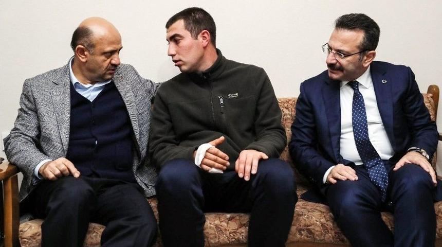 Başbakan Yardımcısı Fikri Işık, Afrin Gazisi Astsubay &Ccedil;avuş Vedat &Ouml;z&rsquo;&uuml; Ziyaret Etti