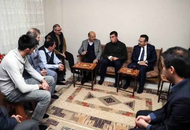 Başbakan Yardımcısı Fikri Işık, Afrin Gazisi Astsubay Çavuş Vedat Öz’ü Ziyaret Etti 1