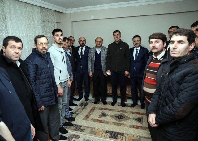 Başbakan Yardımcısı Fikri Işık, Afrin Gazisi Astsubay Çavuş Vedat Öz’ü Ziyaret Etti 2