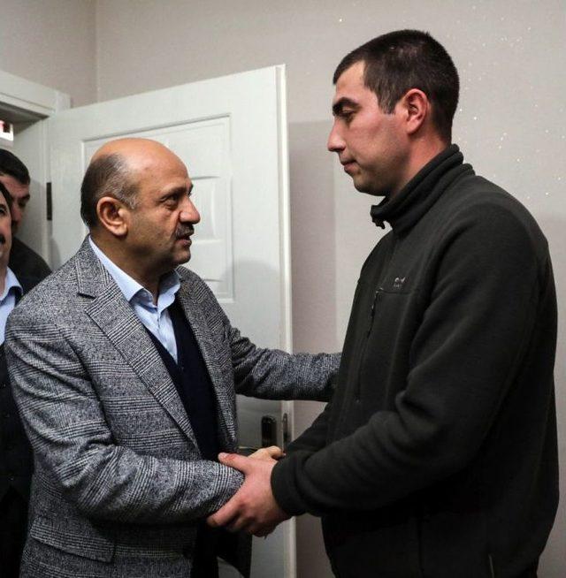 Başbakan Yardımcısı Fikri Işık, Afrin Gazisi Astsubay Çavuş Vedat Öz’ü Ziyaret Etti 3