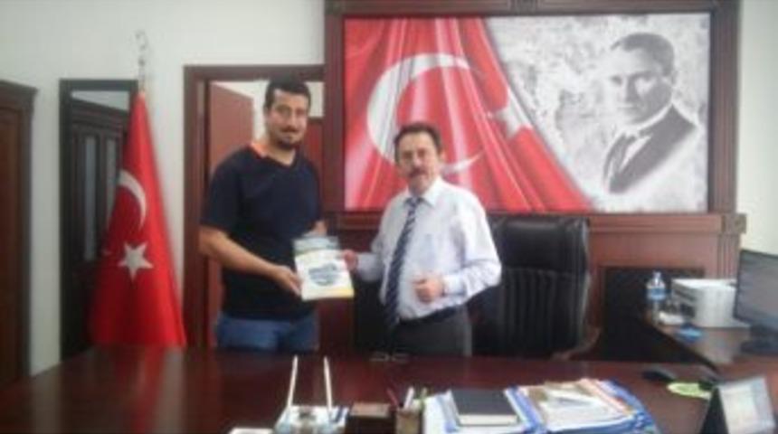 Tarih &Ouml;ğretmeni, Kaymakam Eskioğlu&rsquo;na Kendi Yazdığı Kitabı Hediye Etti