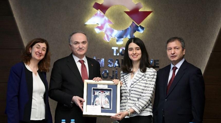 Bakan &Ouml;zl&uuml;, Aziz Sancar Bursunu Kazanan Nazlı Değer&rsquo;i Kabul Etti