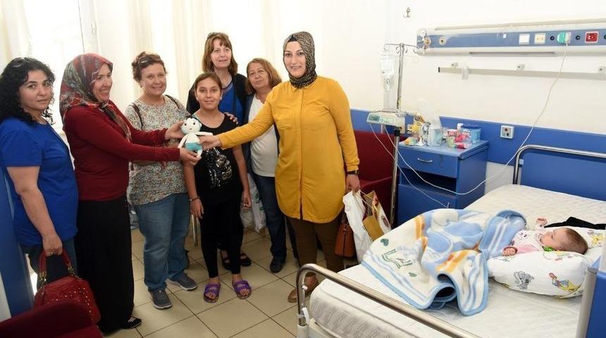 Yaptıkları Origami Bebekleri Tedavi G&ouml;ren &Ccedil;ocuklara Hediye Ettiler