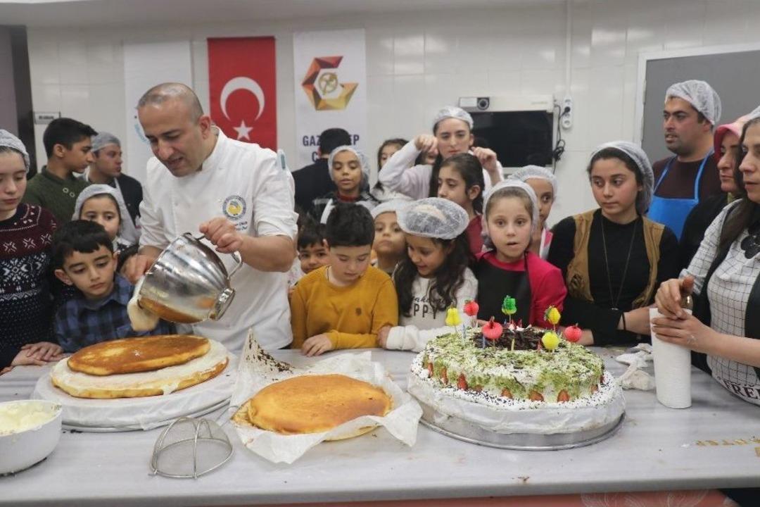 &Ccedil;&ouml;lyaklı &Ccedil;ocuklara, Gl&uuml;tensiz Pasta S&uuml;rprizi