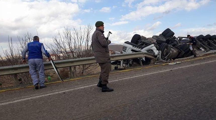 Tırın Yan Yattığı Kazada S&uuml;r&uuml;c&uuml; Hayatını Kaybetti