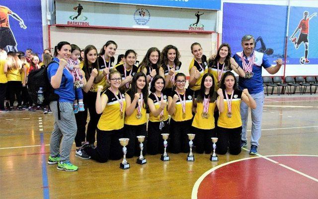 Tepebaşı Gençlik Ve Spor Kulübü Yıldız Bayan Voleybol Takımı Şampiyonluk Kupasını Kaldırdı