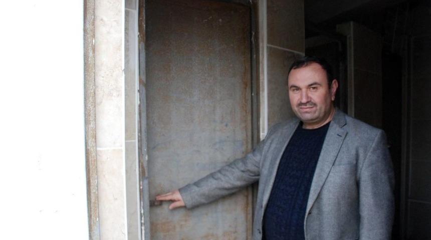 Caminin &Ccedil;alınan Tuvalet Kapısı Bulundu