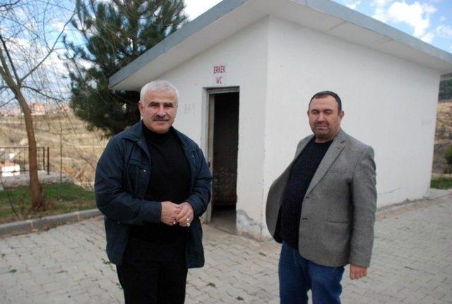 Caminin &Ccedil;alınan Tuvalet Kapısı Bulundu 1