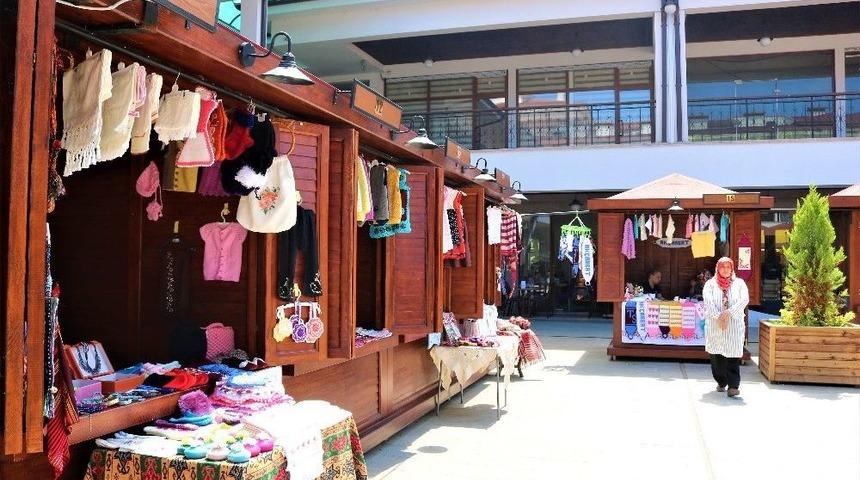 Kamelyalar Ve El Sanatları Satış Stantları İlgi Odağı Oldu