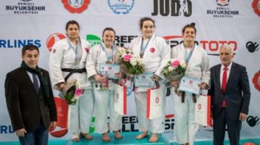 Salihlili &Ouml;zt&uuml;rk T&uuml;rkiye &Uuml;&ccedil;&uuml;nc&uuml;s&uuml; Oldu