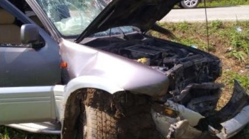 Kamyon İle Cip &Ccedil;arpıştı: 2 Yaralı