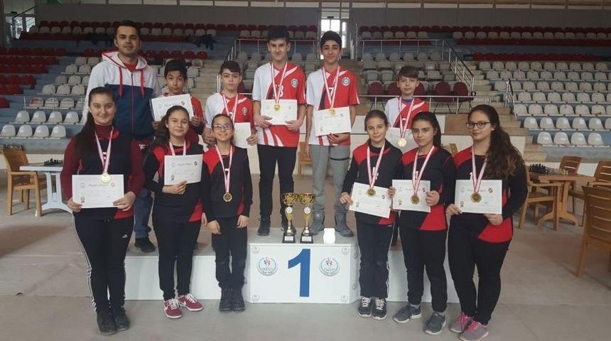 Boz&uuml;y&uuml;k Mehmet Akif Ersoy Ortaokulu Satran&ccedil; Takımı İl Şampiyonu Oldu