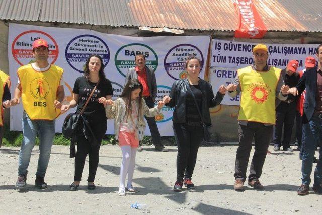 Hakkari’de Halaylı ‘1 Mayıs’ Kutlaması