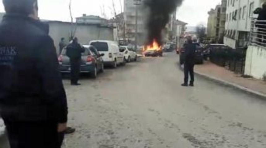 Gebze&rsquo;da Seyir Halindeki Otomobil Alev Alev Yandı